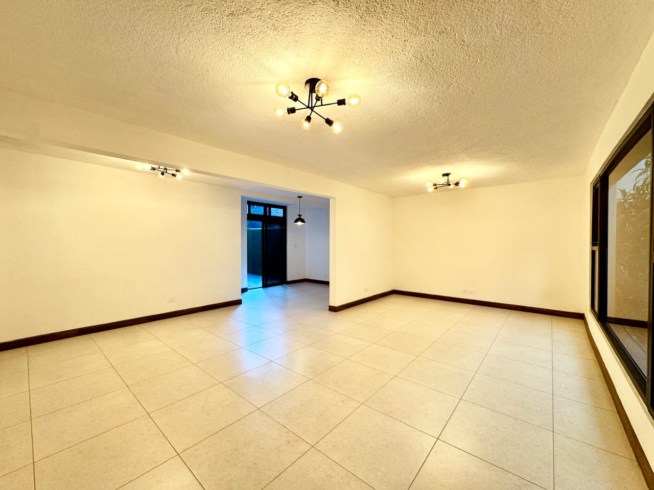 Apartamento Remodelado en Renta en Zona 10 | Excelente Ubicación — foto 5 de 12