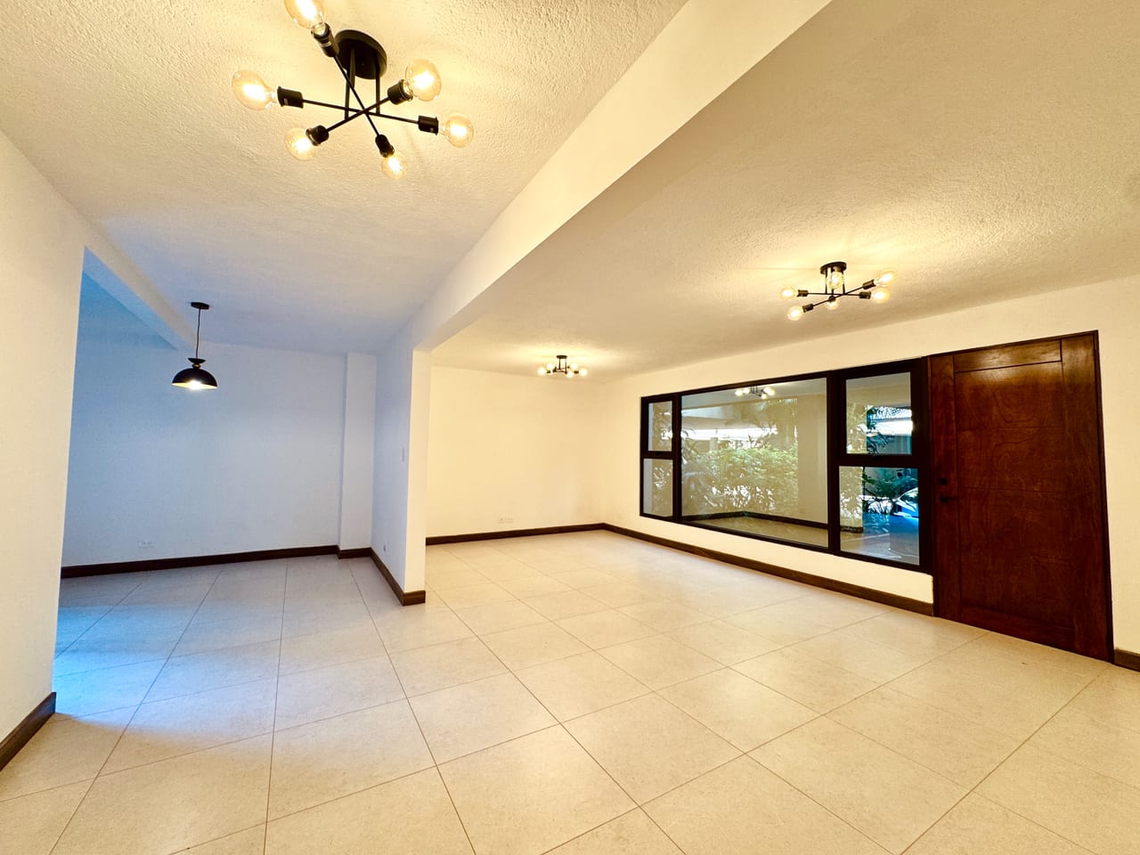Apartamento Remodelado en Renta en Zona 10 | Excelente Ubicación — foto 1 de 12