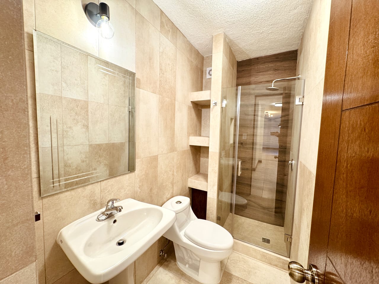 Apartamento Remodelado en Renta en Zona 10 | Excelente Ubicación — foto 8 de 12