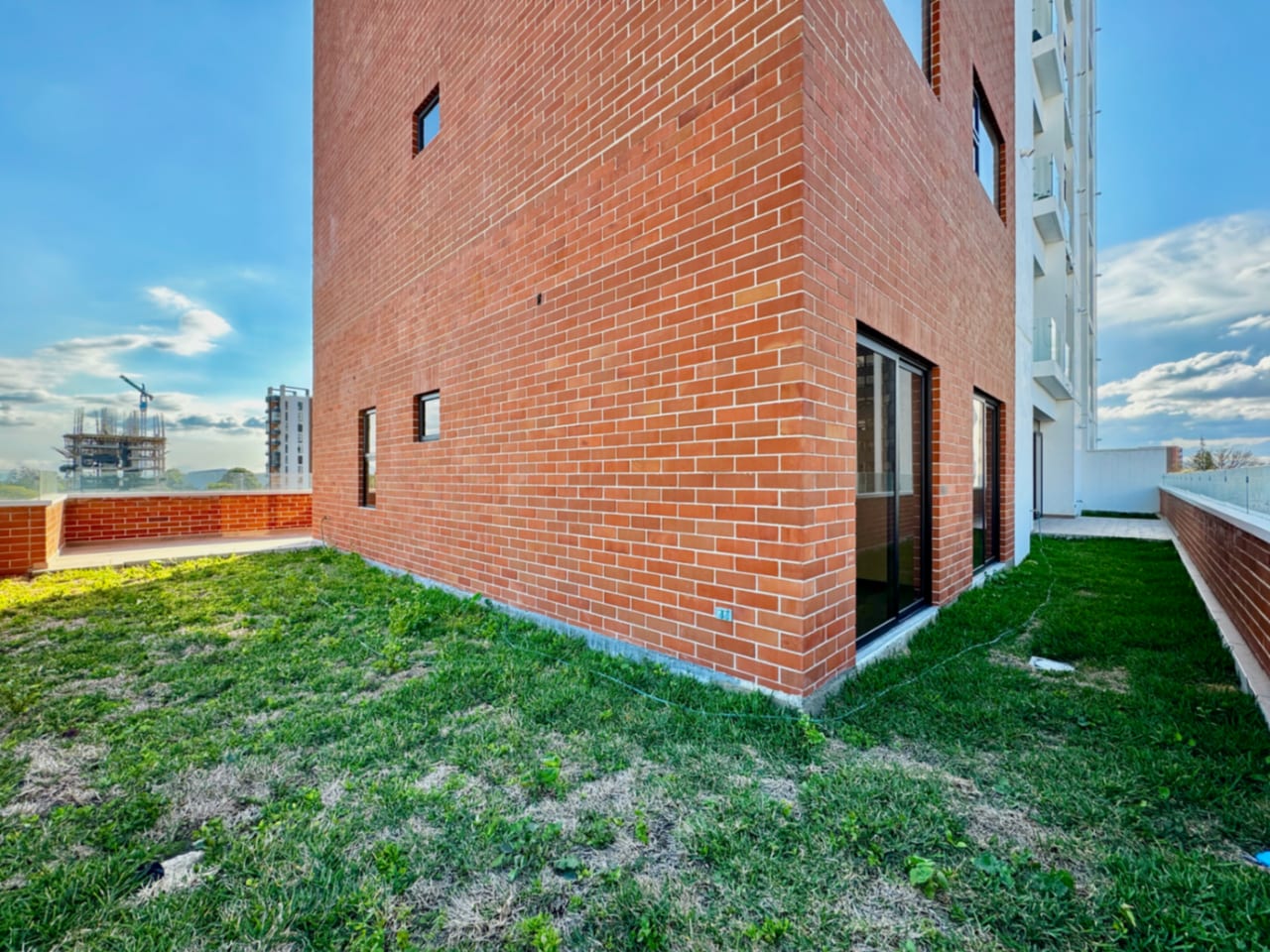 Apartamento con jardín y vista en zona 15, 3 dormitorios. — foto 5 de 13