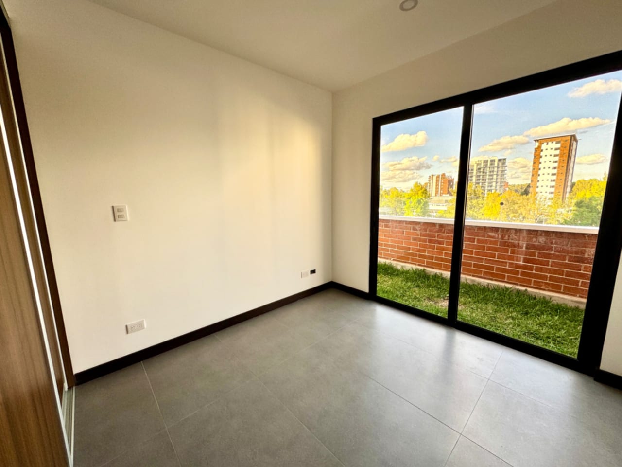 Apartamento con jardín y vista en zona 15, 3 dormitorios. — foto 7 de 13