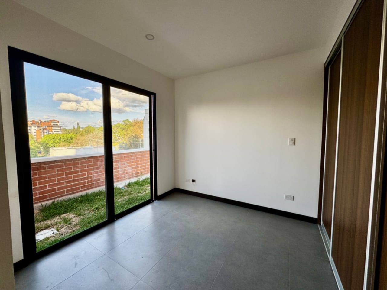Apartamento con jardín y vista en zona 15, 3 dormitorios. — foto 8 de 13