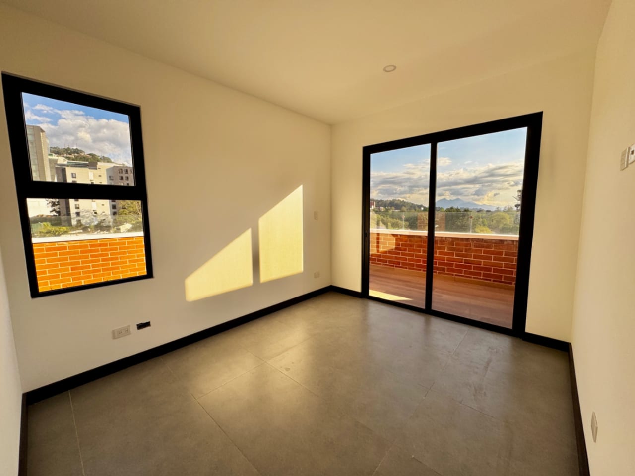 Apartamento con jardín y vista en zona 15, 3 dormitorios. — foto 9 de 13