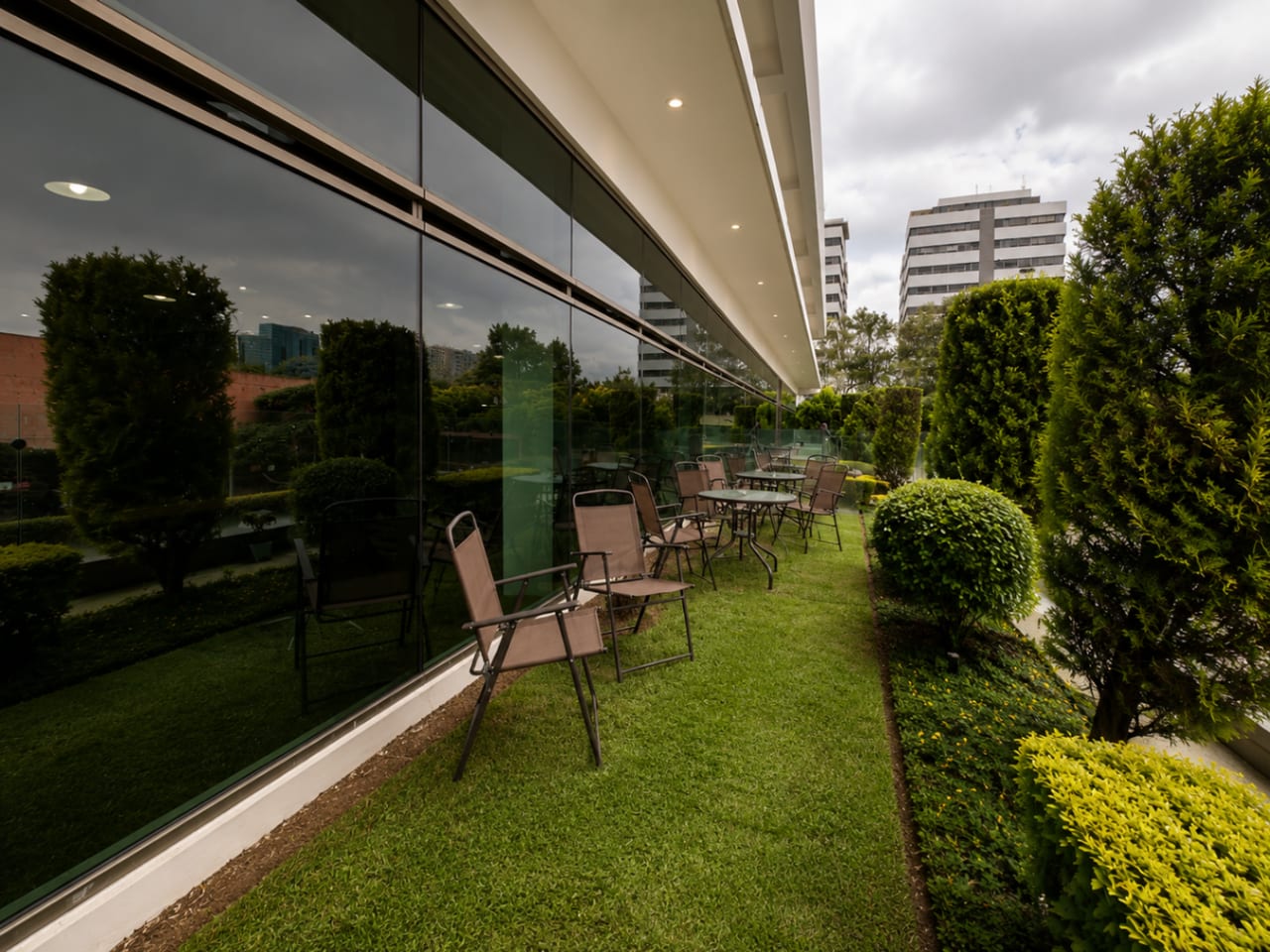 OFICINA EN VENTA DE 153mts2, EN ZONA 10 CON TERRAZA PRIVADA. — foto 2 de 9