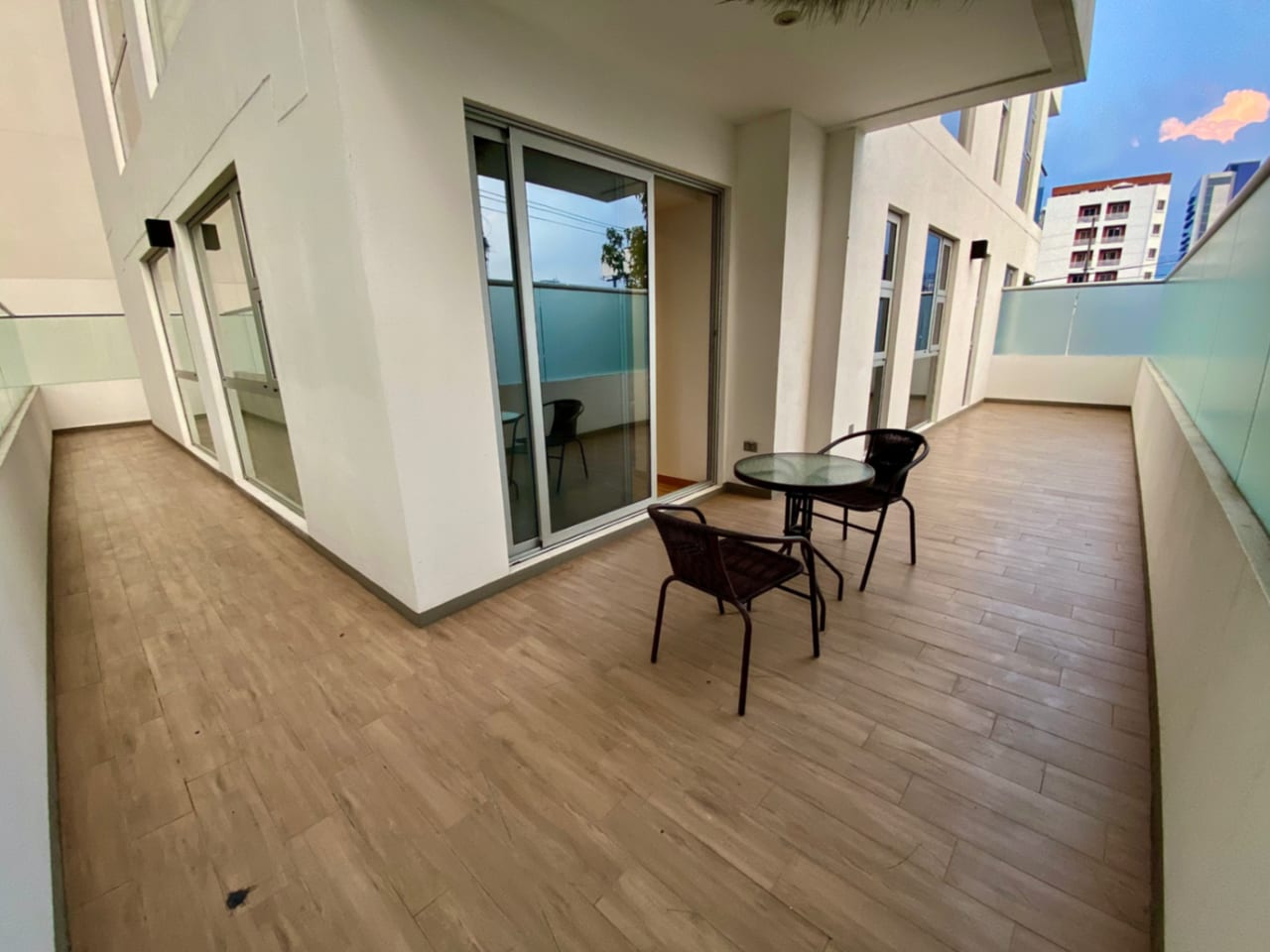 Apartamento de 3 dormitorios + terraza en venta en zona 10 — foto 2 de 17