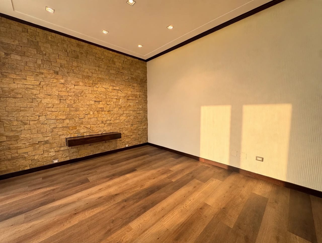 Linda Casa Remodelada en Renta en Zona 10 — foto 3 de 13