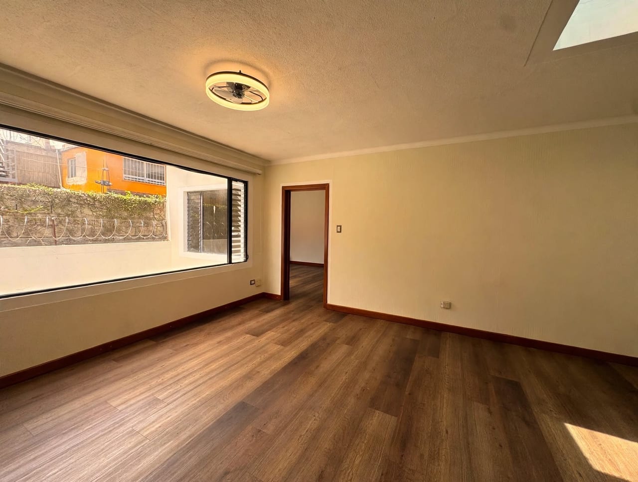 Linda Casa Remodelada en Renta en Zona 10 — foto 6 de 13