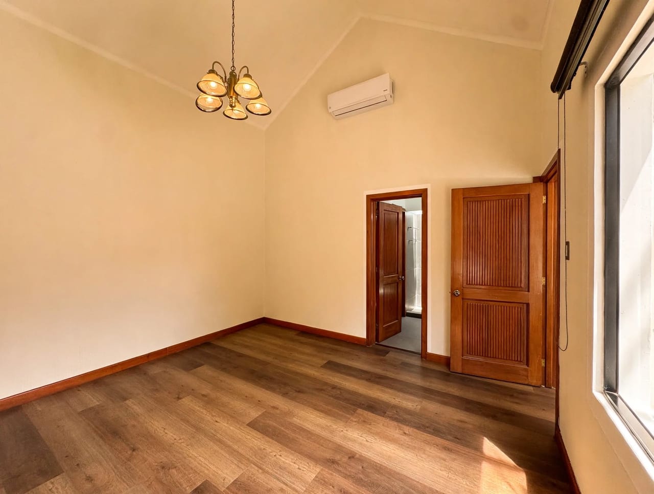 Linda Casa Remodelada en Renta en Zona 10 — foto 10 de 13