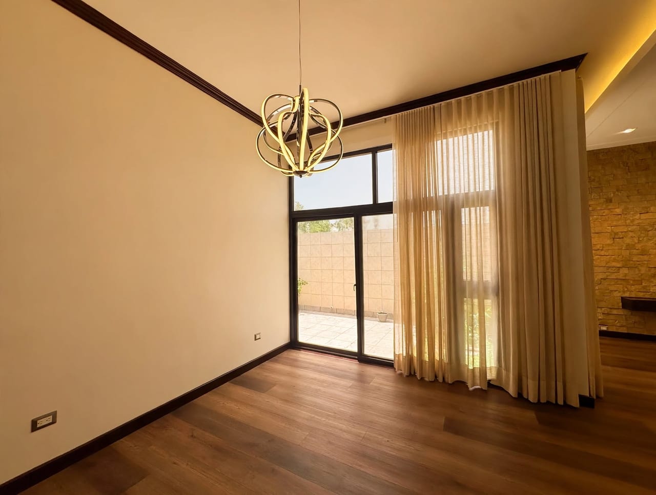 Linda Casa Remodelada en Renta en Zona 10 — foto 4 de 13