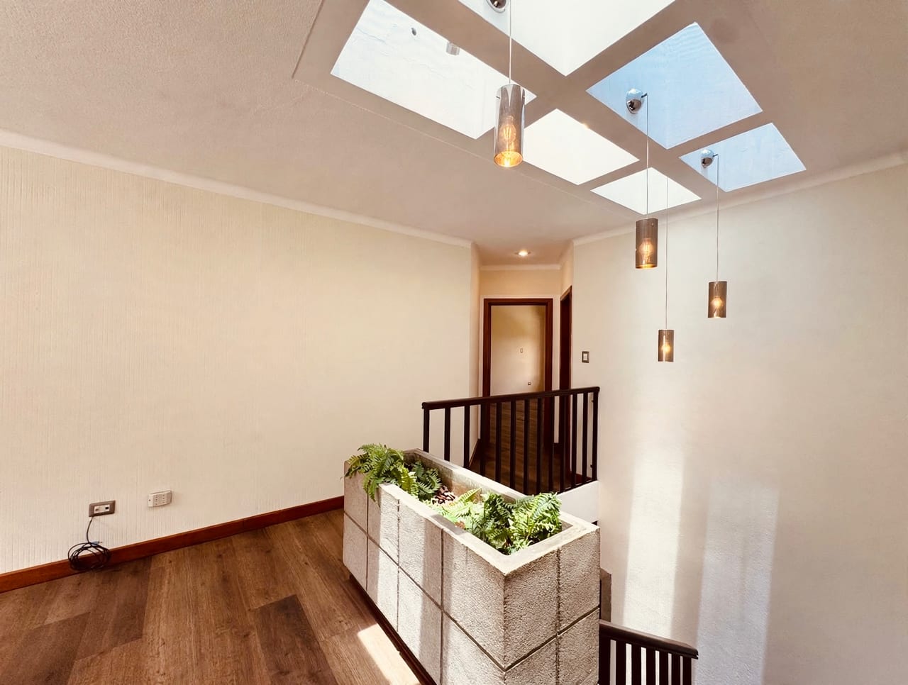 Linda Casa Remodelada en Renta en Zona 10 — foto 7 de 13