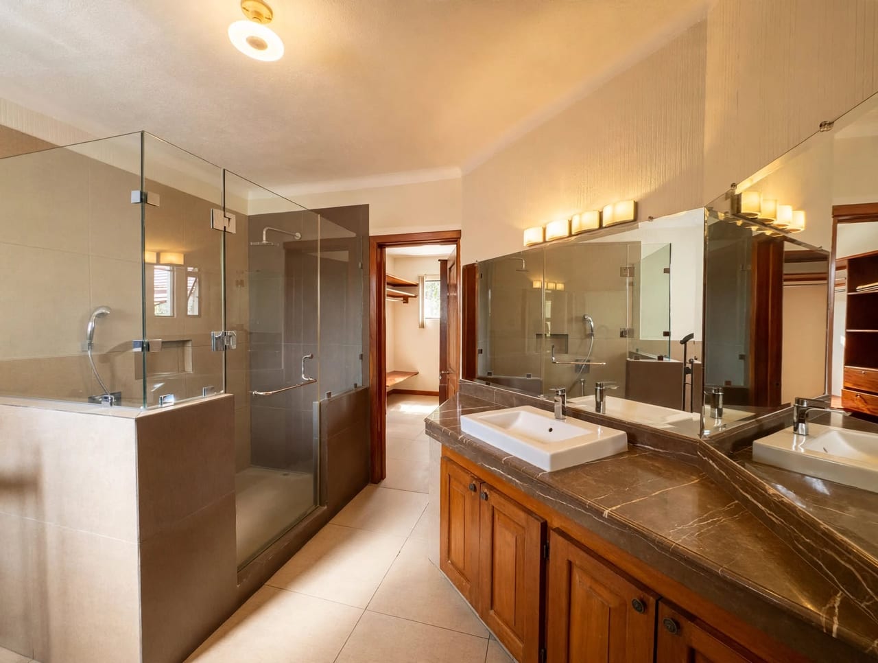 Linda Casa Remodelada en Renta en Zona 10 — foto 9 de 13