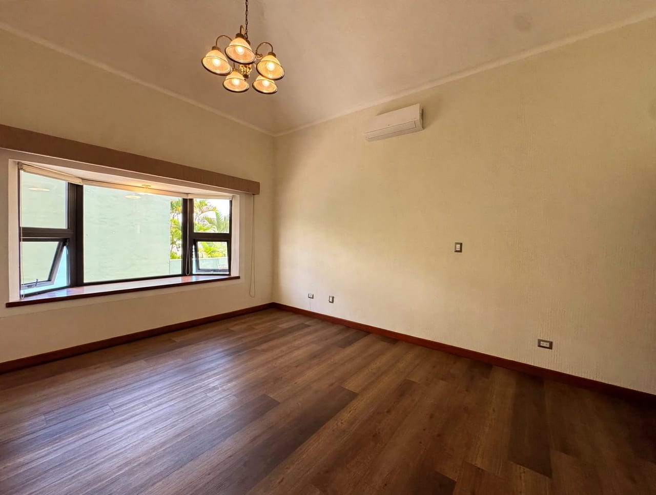 Linda Casa Remodelada en Renta en Zona 10 — foto 8 de 13