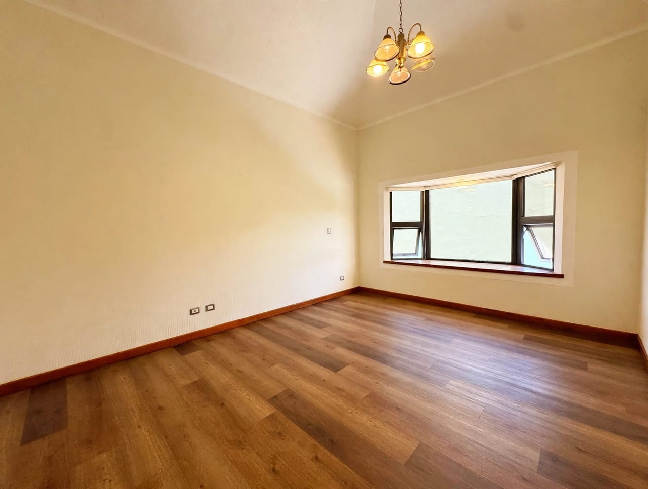 Linda Casa Remodelada en Renta en Zona 10 — foto 12 de 13