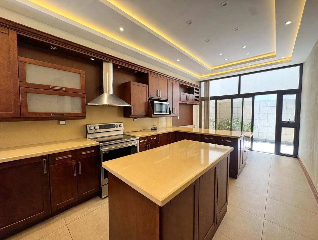 Linda Casa Remodelada en Renta en Zona 10 — foto 1 de 13