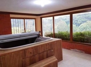 Amplia casa en venta con espacio adicional para un pequeño negocio. Ubicada en Zona 15 — miniatura 3 de 11