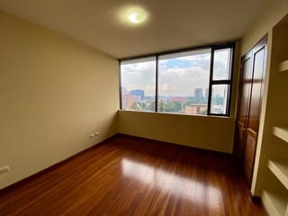 Apartamento en alquiler zona 10, 2 dormitorios + cuarto de servicio — miniatura 8 de 10