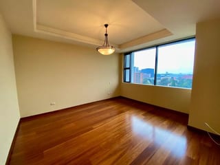 Apartamento en alquiler zona 10, 2 dormitorios + cuarto de servicio — miniatura 7 de 10