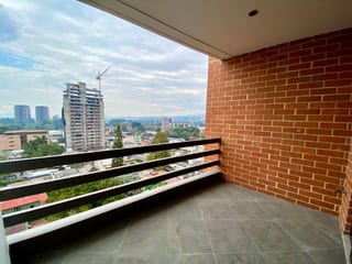Apartamento en alquiler zona 10, 2 dormitorios + cuarto de servicio — miniatura 1 de 10