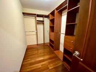 Apartamento en alquiler zona 10, 2 dormitorios + cuarto de servicio — miniatura 4 de 10