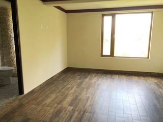 Amplia casa en venta con espacio adicional para un pequeño negocio. Ubicada en Zona 15 — miniatura 4 de 11
