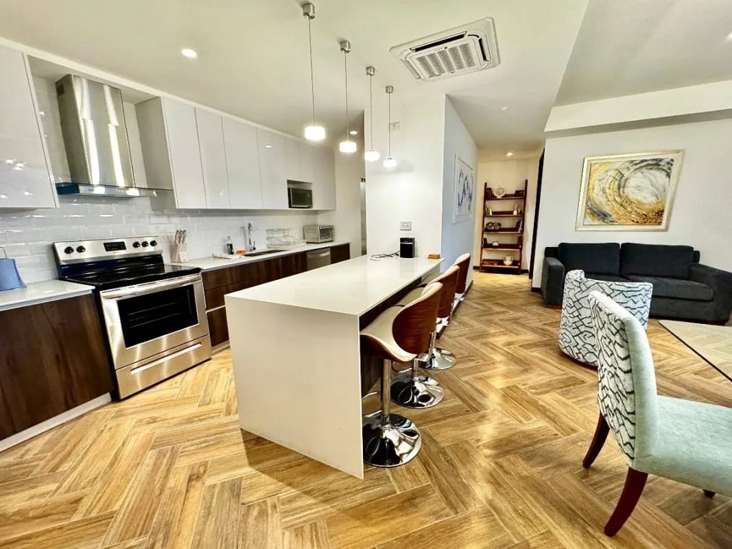 Apartamento amueblado 3 dormitorios y cuarto de servicios, zona 10 — foto 13 de 14