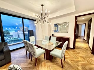 Apartamento amueblado 3 dormitorios y cuarto de servicios, zona 10 — miniatura 1 de 14