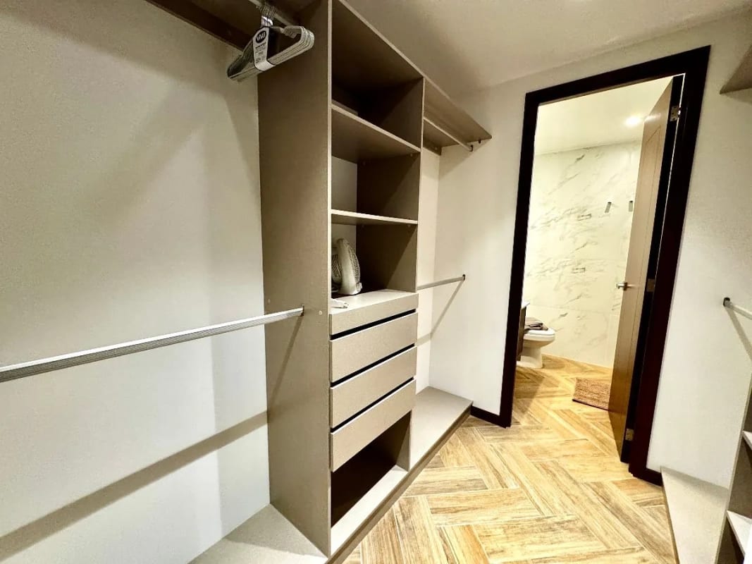 Apartamento amueblado 3 dormitorios y cuarto de servicios, zona 10 — foto 4 de 14