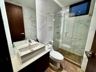 Apartamento en venta amueblado 3 dormitorios y cuarto de servicios, zona 10 — miniatura 8 de 14