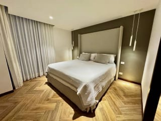 Apartamento en venta amueblado 3 dormitorios y cuarto de servicios, zona 10 — miniatura 3 de 14