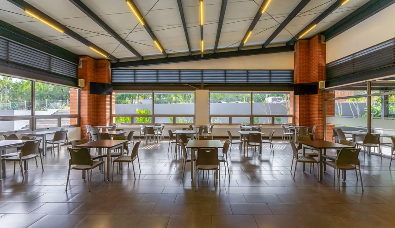 Interesante Propiedad en alquiler para Negocio, Academias, Universidades, Restaurantes, Negocios de Entretenimiento y más en zona 15. — foto 9 de 11