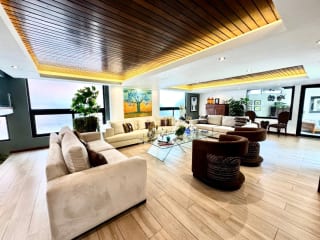 Casa exclusiva en alquiler en zona 10 – Ideal para embajada, family office u oficina privada de alto nivel — miniatura 1 de 16