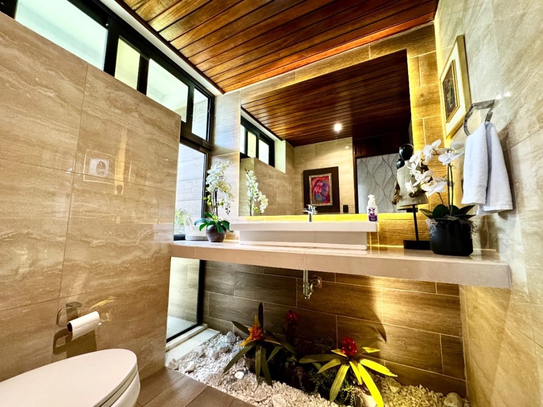 Casa exclusiva en alquiler en zona 10 – Ideal para embajada, family office u oficina privada de alto nivel — foto 11 de 16