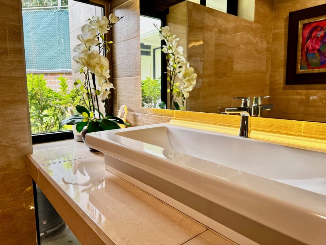 Casa exclusiva en alquiler en zona 10 – Ideal para embajada, family office u oficina privada de alto nivel — foto 10 de 16