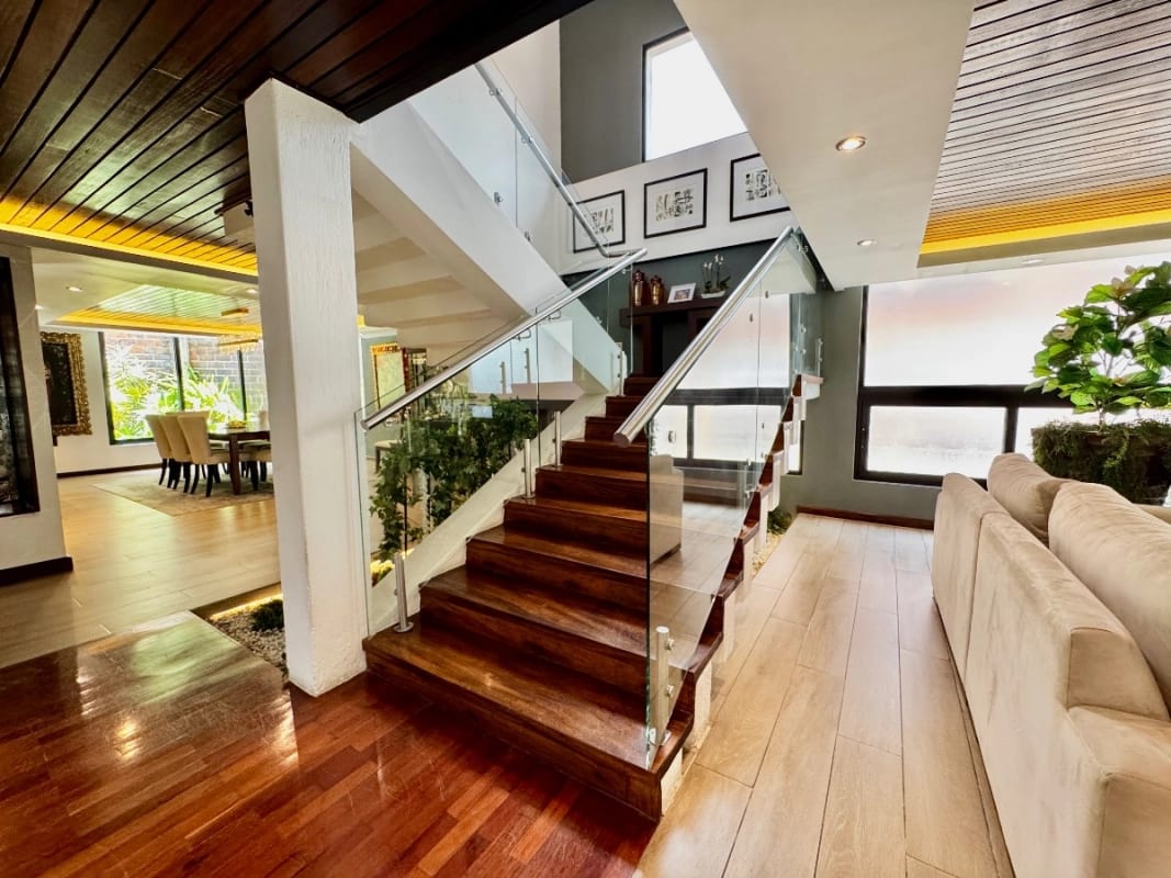Casa exclusiva en alquiler en zona 10 – Ideal para embajada, family office u oficina privada de alto nivel — foto 9 de 16