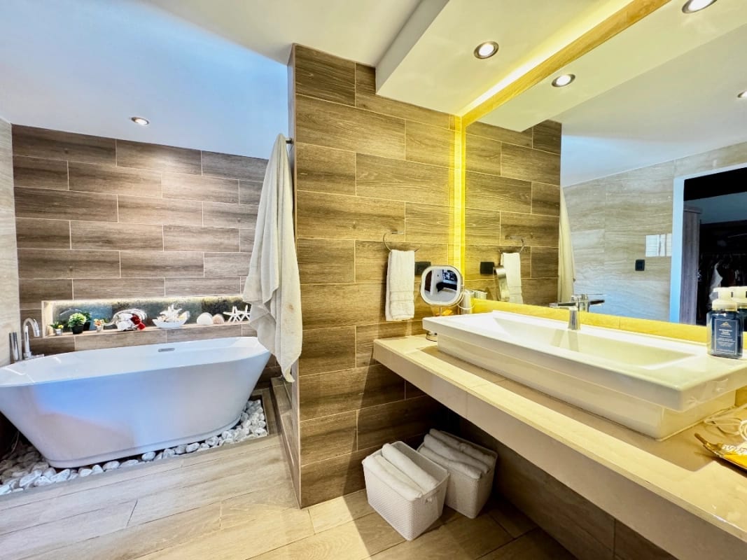 Casa exclusiva en alquiler en zona 10 – Ideal para embajada, family office u oficina privada de alto nivel — foto 3 de 16