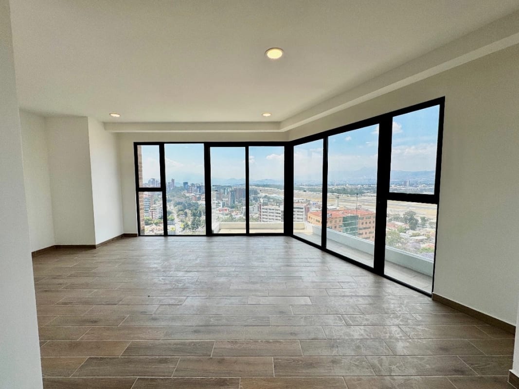 Apartamento en venta para amantes de las vistas y los aviones — foto 1 de 17