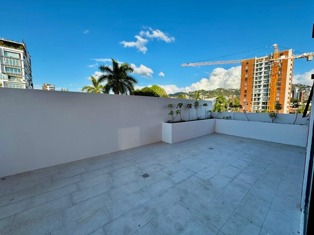 Apartamento con la comodidad de una casa en venta en zona 15 — foto 14 de 17