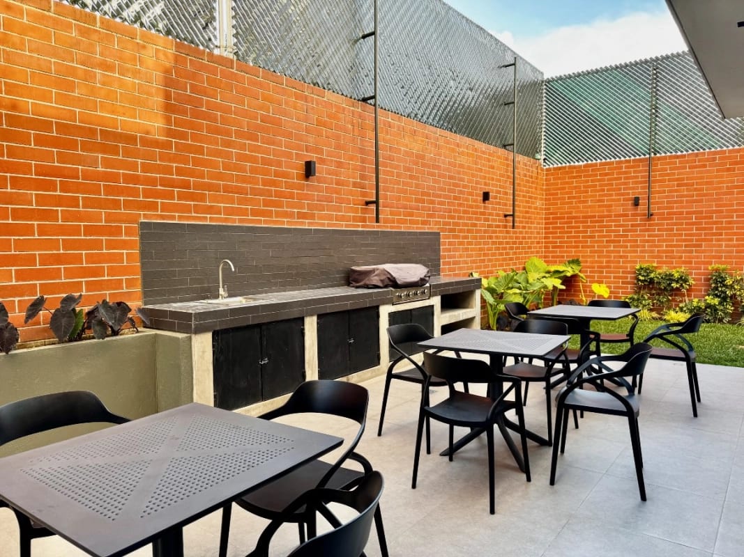 Apartamento con la comodidad de una casa en venta en zona 15 — foto 5 de 17