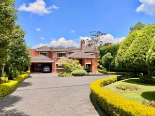 Preciosa casa en venta en condominio exclusivo CAES — miniatura 1 de 17